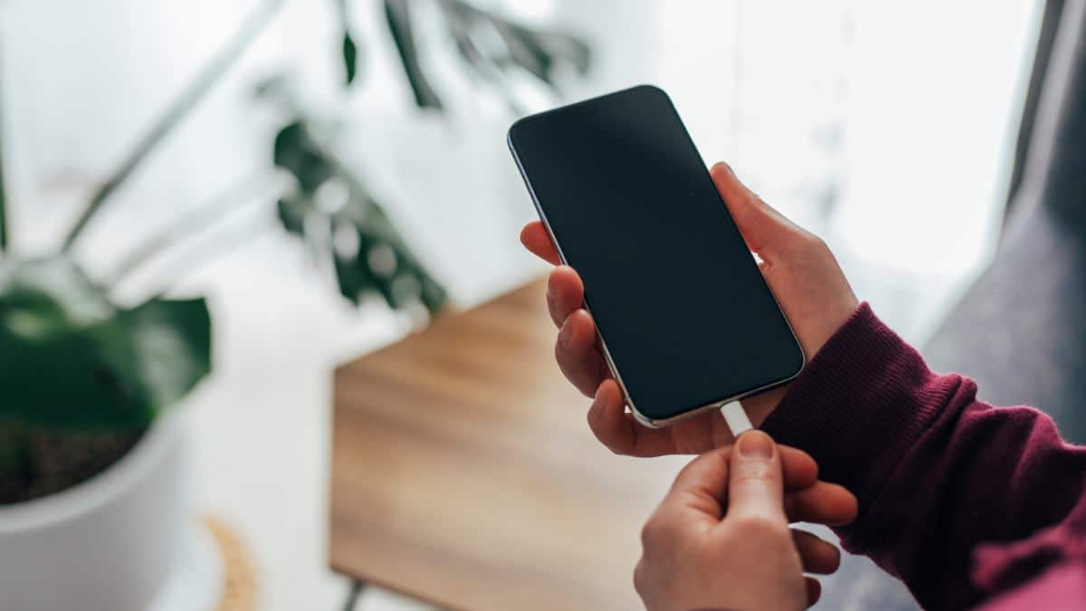 Telefon Şarj Olmuyor Sorununun Çözüm Yöntemleri - Telefonunuzun Şarj Soketinin Temizliğini Kontrol Edin